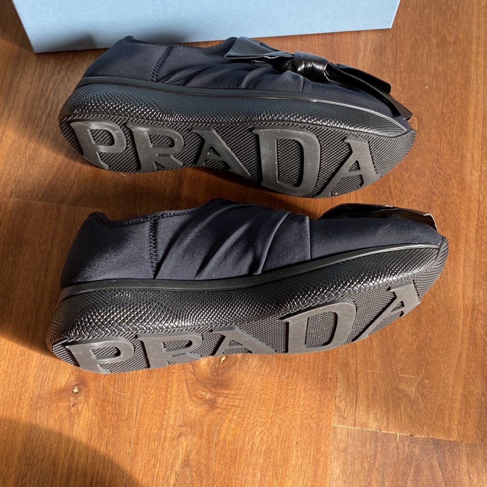 Prada Walking Shoes with a leather Bow - Picture 6 of 11